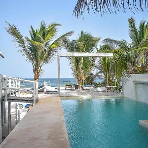 Lamar Front And Pool Hotel